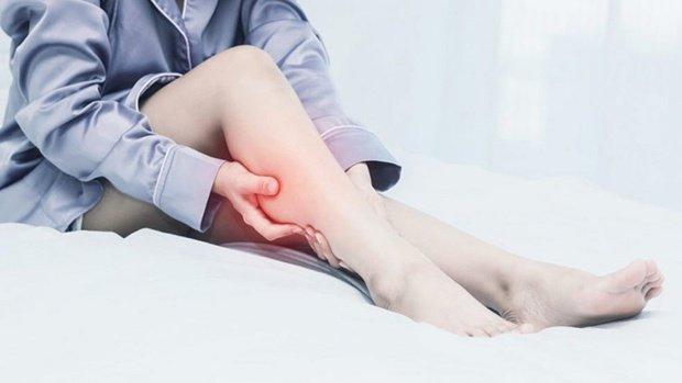 Tại sao lại bị chuột rút bắp chân khi ngủ?